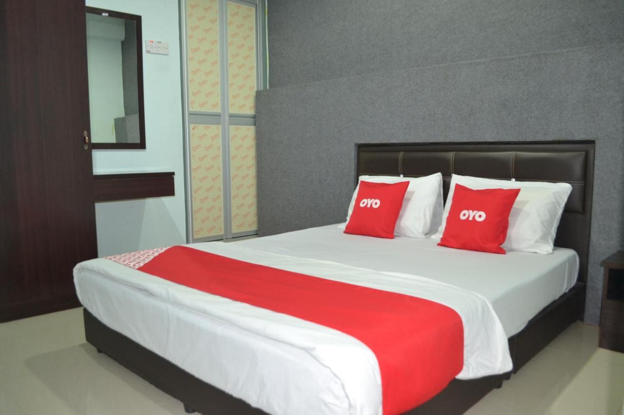 Oyo 89737 Hotel Tishoa Kampong Batu Tiga Exterior photo