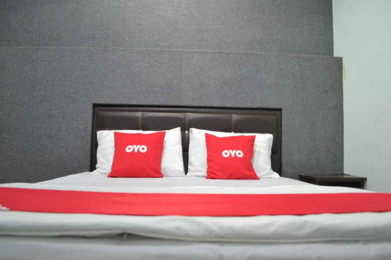 Oyo 89737 Hotel Tishoa Kampong Batu Tiga Exterior photo