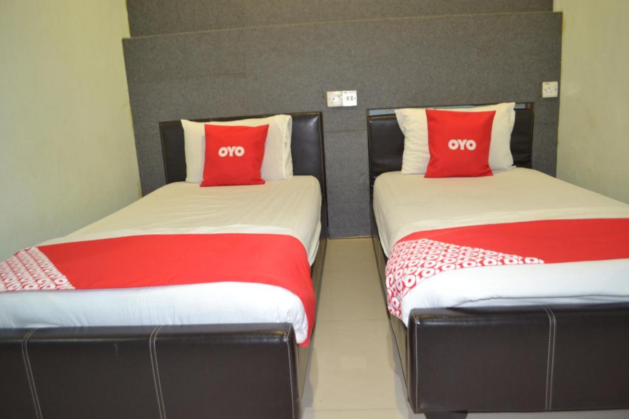 Oyo 89737 Hotel Tishoa Kampong Batu Tiga Exterior photo